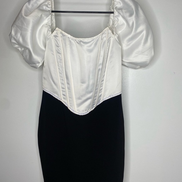 WORN ONCE SIZE 6
ASOS Saint Genies Puff Sleeve Corset Top Mini Dress In Mono - Picture 3 of 4